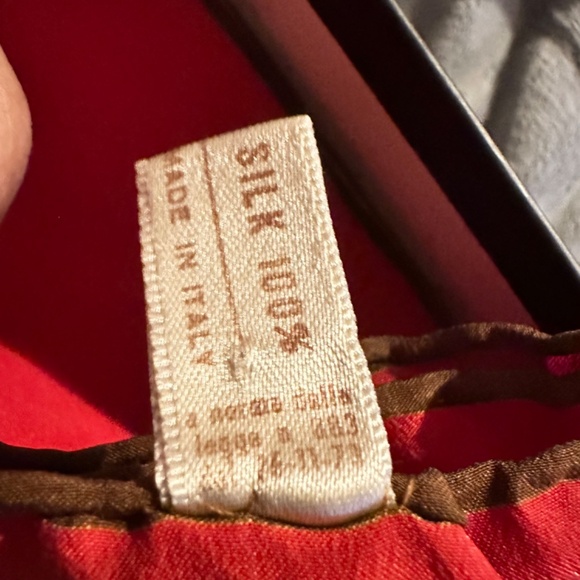 VINTAGE GUCCI | RED SILK  PRINT SCARF - Picture 3 of 4